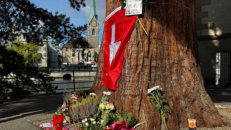 Gedenkstätte für gestorbene Radsportlerin Furrer       -  Ort des Innehaltens: Die Gedenkstätte für Muriel Furrer an der Wasserkirche von Zürich.