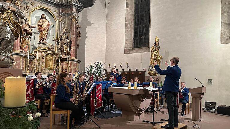 Die Leichtersbacher Musikanten hat Christoph Emmert dirigiert. - Die Leichtersbacher Musikanten hat Christoph Emmert dirigiert. Die Leichtersbacher Musikanten hat Christoph Emmert dirigiert. - Die Leichtersbacher Musikanten hat Christoph Emmert dirigiert.