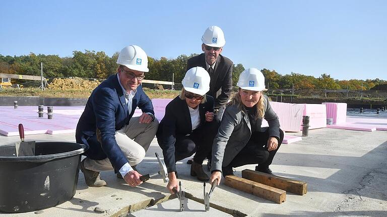 Mit einem symbolischen Hammerschlag wurde der Grundstein im neuen Nierenzentrum an der Ochsenfurter Main-Klinik verschlossen. Im Bild von links Nierenfacharzt Florian Swoboda, Verwaltungsleiterrin Bettina Süß und Pflegedienstleiterin Manuela Dierauf, dahinter der ärztliche Leiter des Zentrums, Heinz Baudenbacher. Foto: Gerhard Meißner