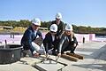 Mit einem symbolischen Hammerschlag wurde der Grundstein im neuen Nierenzentrum an der Ochsenfurter Main-Klinik verschlossen. Im Bild von links Nierenfacharzt Florian Swoboda, Verwaltungsleiterrin Bettina Süß und Pflegedienstleiterin Manuela Dierauf, dahinter der ärztliche Leiter des Zentrums, Heinz Baudenbacher. Foto: Gerhard Meißner