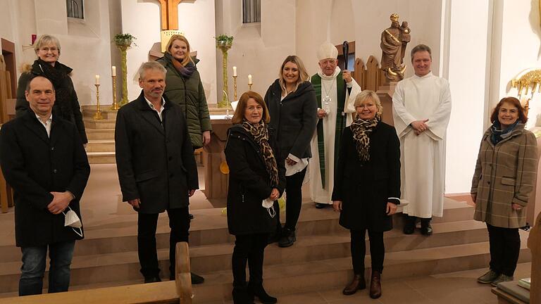 Nach intensiver Vorbereitung sandte Weihbischof Ulrich Boom in der Pfarrkirche Fellen sieben neue  Gottesdienstbeauftragte aus dem pastoralen Raum Gemünden aus. Unser Bild zeigt von links Bernhard Fischer, Blanca Schneider, Michael Schnall, Eva-Maria Dittmeier, Eva Theisz, Nina Breitenbach, Weihbischof Ulrich Boom, Zita Baur, Thorsten Kapperer und Edith Fecher.