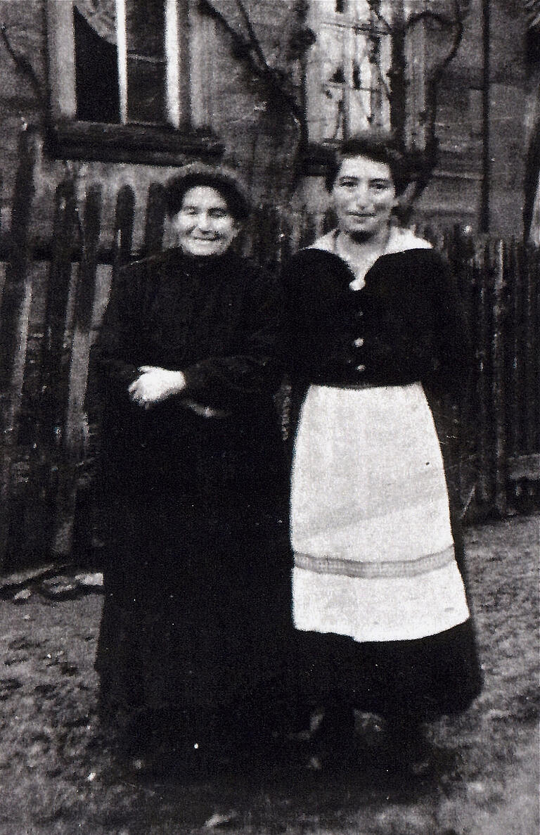 Die am 25. April 1942 deportierte und wenig später ermordete Klara Sichel aus Kleinsteinach (rechts). Auch ihre Mutter Karoline Sichel (links) wurde im Holocaust getötet.