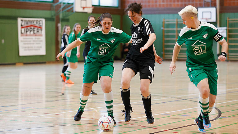 Szene aus dem Spiel um Platz drei: (von links) Selin Kuruoglu (Frickenhausen), Martina Wolf (Hopferstadt) und Lisa Uhl (Frickenhausen). Szene aus dem Spiel um Platz drei: (von links) Selin Kuruoglu (Frickenhausen), Martina Wolf (Hopferstadt) und Lisa Uhl (Frickenhausen).