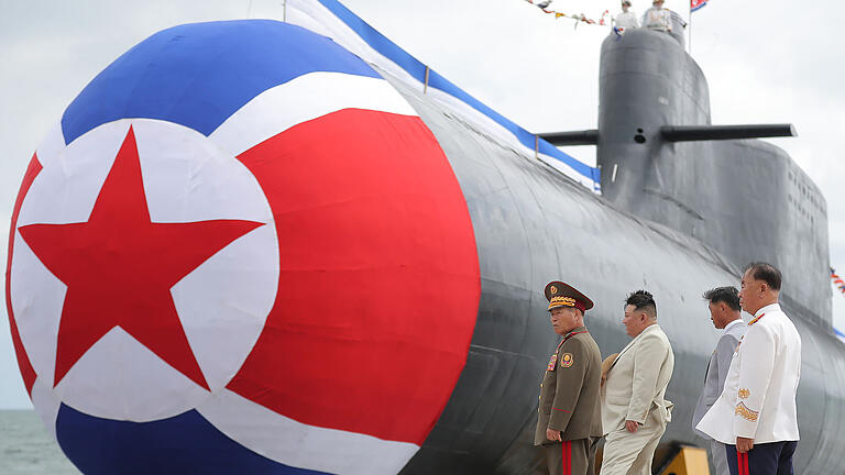 424687603.jpg       -  Die selbst ernannte Atommacht Nordkorea hat eigenen Angaben zufolge ein neuartiges U-Boot für den Angriff mit taktischen Nuklearwaffen vom Stapel gelassen.