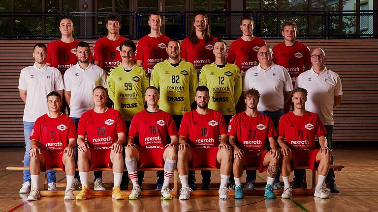 Das Team des TSV Lohr für die Saison 2024/25 in der Handball-Regionalliga, hintere Reihe (von links): Nikola Becejac, Dawid Walaszczyk, Vincent Schwiederik, Franziskus Gerr, Jakob Röder, Spielertrainer Maximilian Schmitt. Mitte: Physiotherapeut Benedikt Schmitt, Betreuer Markus Seltsam, Fabian Gowor, Tamas Szabo, Tom Scheiner, Trainer Bernd Becker, Mannschaftsverantwortlicher Gerald Schmitt. Vorne: Dario Sicheneder, Fabian Zehnter, Jannik Schmitt, Vukasin Popovic, Krzysztof Matuszewski und Lorenz Schmitt.