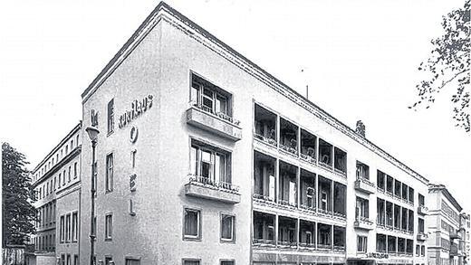 Bau mit Geschichte: Nach der Eröffnung 1959 sah das Steigenberger Kurhaushotel so aus. Jetzt wird es abgerissen.