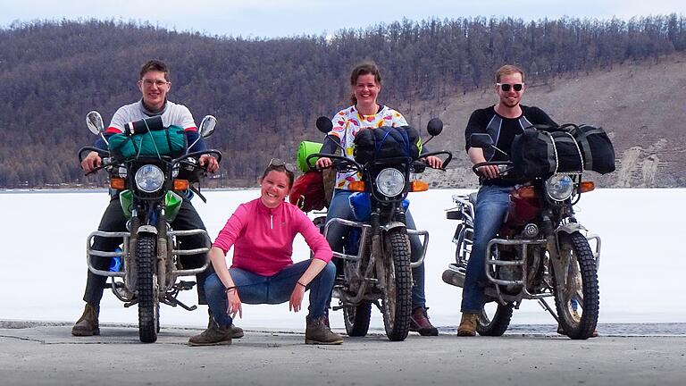 Selbstverständlich haben unsere Motorräder auch Namen bekommen! (Von links) Manfred mit Jacky, ich mit James und Lukas mit Feli. Melanie (Zweite von links) ist bei Lukas mitgefahren.