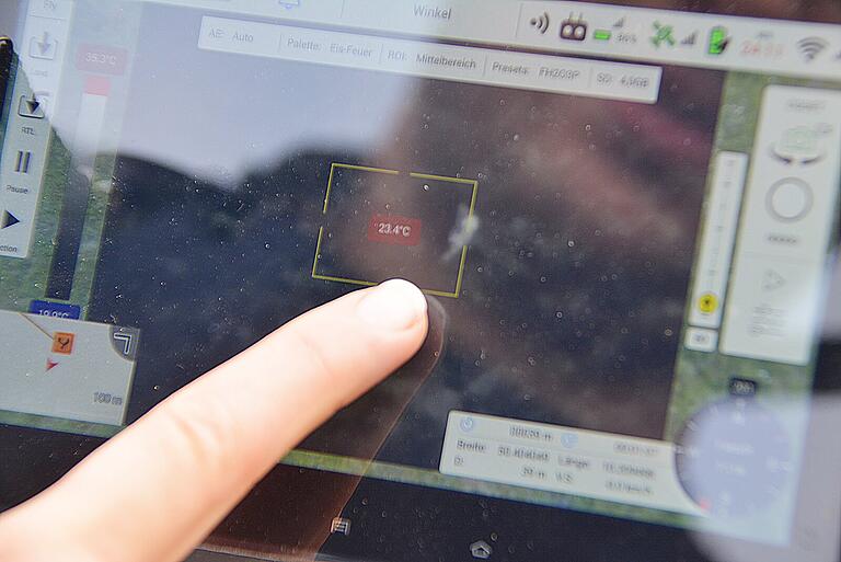Bea Kümmeth zeigt am Bildschirm des Drohnen-Steuerungsgerätes den Fundort, den die Wärmebildkamera mit einem roten Punkt anzeigt.
