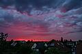 Unwetter mit schweren Sturmböen erwartet       -  Die untergehende Sonne beleuchtet die aufziehenden Gewitterwolken über dem Leipziger Westen. Die Menschen in Sachsen, Sachsen-Anhalt und Thüringen müssen sich in den kommenden beiden Tagen auf heftige Gewitter, am Freitag sogar auf extremes Unwetter einstellen.