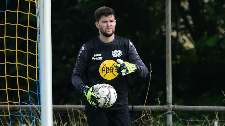 Marcel Wehr (im Bild) ist beim Fußball-Kreisklassisten DJK Salz/Mühlbach Torwart und Teil des Trainerteams.