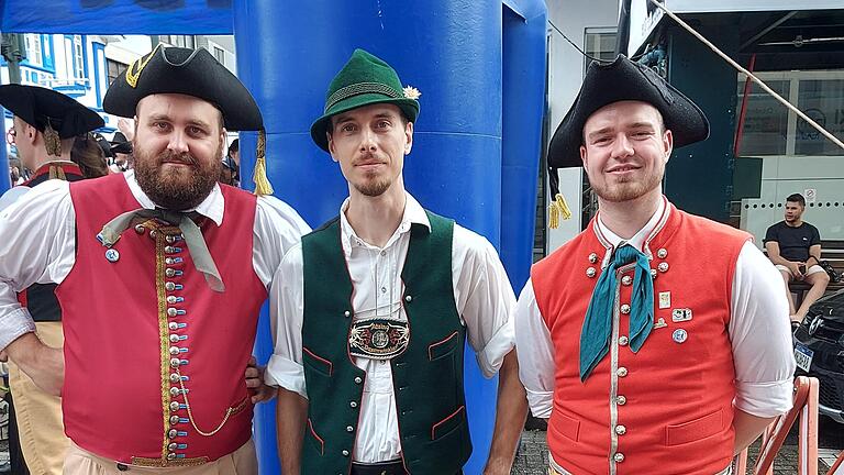 Vielfalt der Trachten in Brasilien: Schweinfurter Gautracht links aus Blumenau/Bras. und rechts aus Röthlein; in der Mitte Gebirgstracht aus Blumenau/Bras. Vielfalt der Trachten in Brasilien: Schweinfurter Gautracht links aus Blumenau/Bras. und rechts aus Röthlein; in der Mitte Gebirgstracht aus Blumenau/Bras.