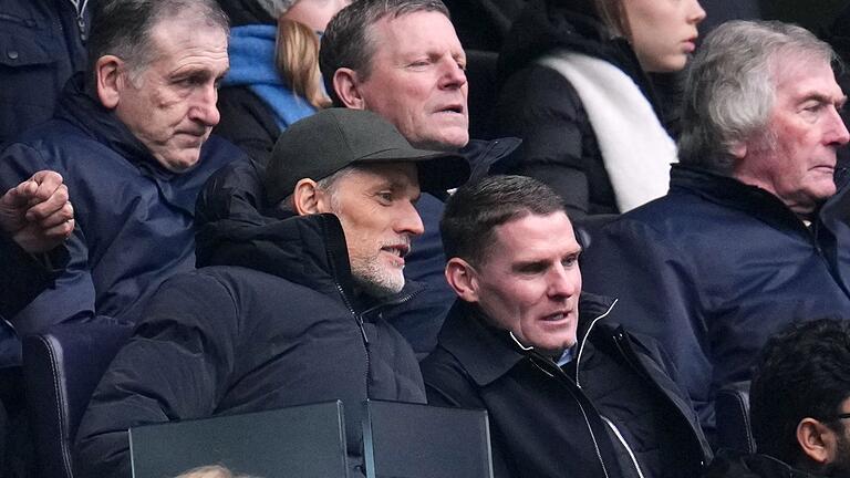 Tottenham Hotspur - Newcastle United       -  Thomas Tuchel (l) und sein Assistent Anthony Barry (r) verfolgen das Spiel von Tottenham gegen Newcastle.
