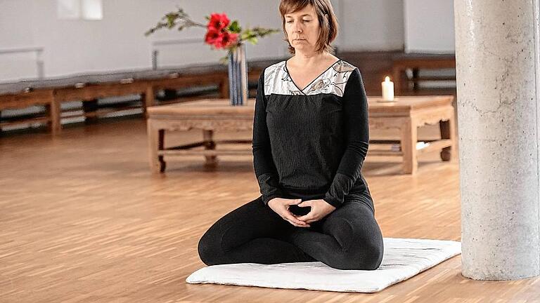 Ein Tag im Kloster       -  Schweigen im Kloster: Redakteurin Claudia Kneifel in einem Saal im Benediktushof in Holzkirchen bei der Meditation.Daniel Peter