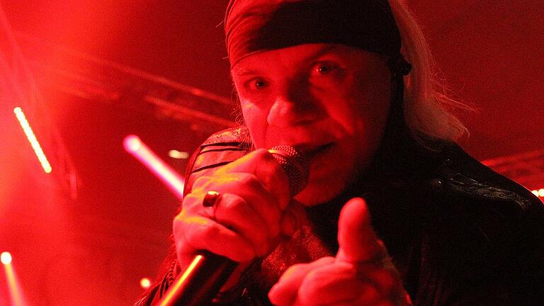 Du da, hör mir zu: Eric Fish, charismatischer Sänger der Mittelalter-Metaller von „Subway to Sally“. Du da, hör mir zu: Eric Fish, charismatischer Sänger der Mittelalter-Metaller von „Subway to Sally“.
