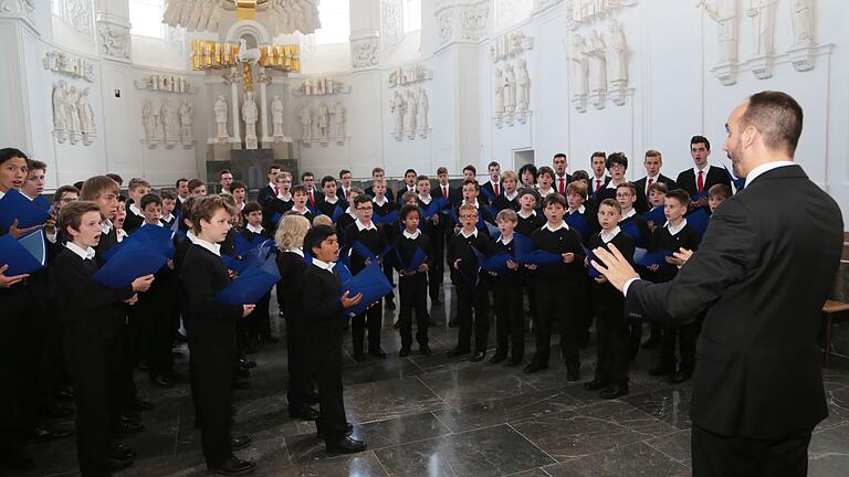 Die Würzburger Domsingknaben und Domkapellmeister Christian Schmid