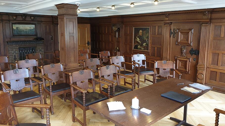 Heiraten in Bad Kissingen       -  Der Sitzungssaal im Alten Rathaus bietet eine rustikale Atmosphäre.