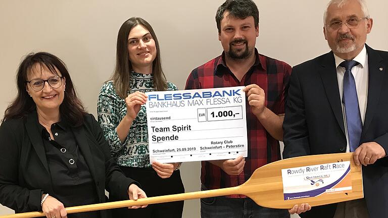 Zur Scheckübergabe fanden sich zusammen: (von links) Andrea Schärringer (Gemeindienst Rotary Club Schweinfurt-Peterstirn), Alexander Krüger (Gruppenleiter Team Spirit), Margarita Neun und Alfred Schneider (Vize-Präsident Rotary Club Schweinfurt-Peterstirn). Zur Scheckübergabe fanden sich zusammen: (von links) Andrea Schärringer (Gemeindienst Rotary Club Schweinfurt-Peterstirn), Alexander Krüger (Gruppenleiter Team Spirit), Margarita Neun und Alfred Schneider (Vize-Präsident Rotary Club Schweinfurt-Peterstirn).