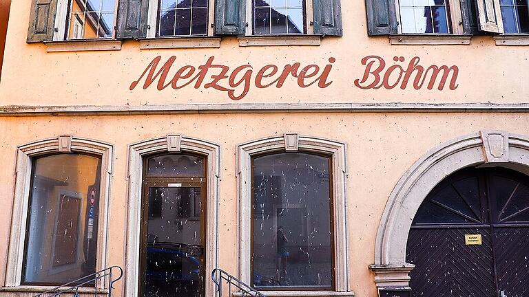 Die Kunstwerke werden in leerstehenden Schaufenstern ausgestellt. Die Hoffnung der Organisatoren: Die Altstadt von Dettelbach wird wieder belebt. Fotos: C. Münch