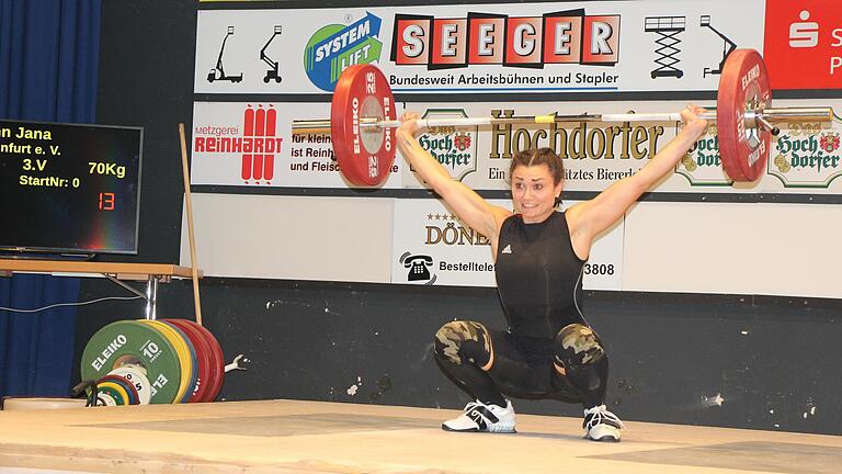 Jana Fleischmann stemmt hier den Unterfranken-Rekord der Frauen bis 64 Kilogramm. Jana Fleischmann stemmt hier den Unterfranken-Rekord der Frauen bis 64 Kilogramm.