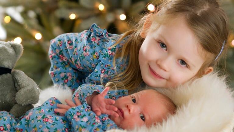 Ella und ihre kleine Schwester Nora sind schon jetzt ein Herz und eine Seele. Ella und ihre kleine Schwester Nora sind schon jetzt ein Herz und eine Seele.