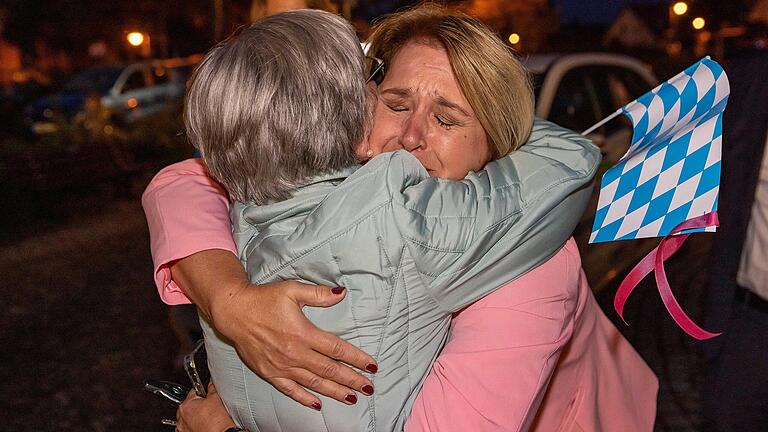 Ein großer emotionaler Moment: Wahlsiegerin Martina Gießübel drückt minutenlang ihre Mutter Rita an sich. Rührung und Erleichterung prägten weite Phasen der Wahlparty in Grafenrheinfeld.