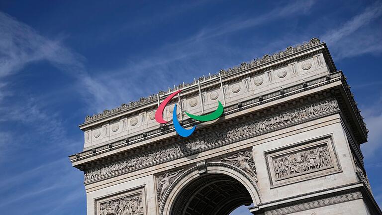 Paralympics in Paris       -  Der Arc de Triomphe zeigt das Symbol der Paralympics.