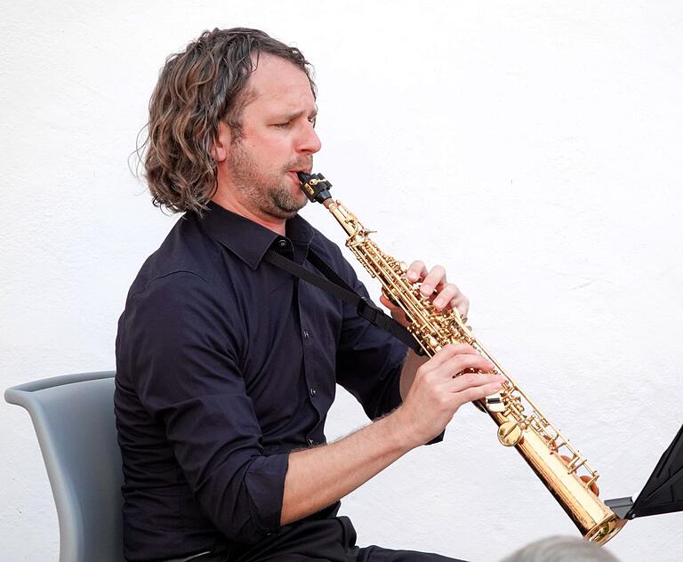 Cornelius Wünsch, in Aub aufgewachsen, schloss sein Saxophon-Studium mit Diplom und Master ab. Zahlreiche Konzerte führten ihn seitdem als Solist, mit Kammermusikensembles und großen Orchestern in viele Städte und Länder Europas. Cornelius Wünsch, in Aub aufgewachsen, schloss sein Saxophon-Studium mit Diplom und Master ab. Zahlreiche Konzerte führten ihn seitdem als Solist, mit Kammermusikensembles und großen Orchestern in viele Städte und Länder Europas.