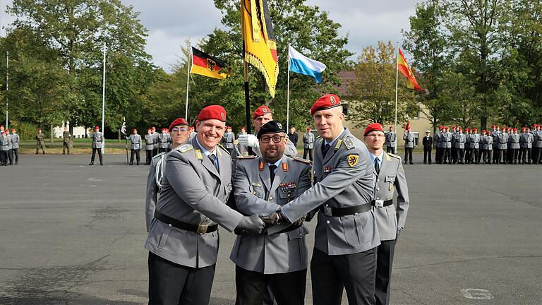 Der Handschlag besiegelt die Übergabe: Oberstleutnant Ole Napiwotzki, Brigadegeneral André Abed, Oberstleutnant Jan Mosel.