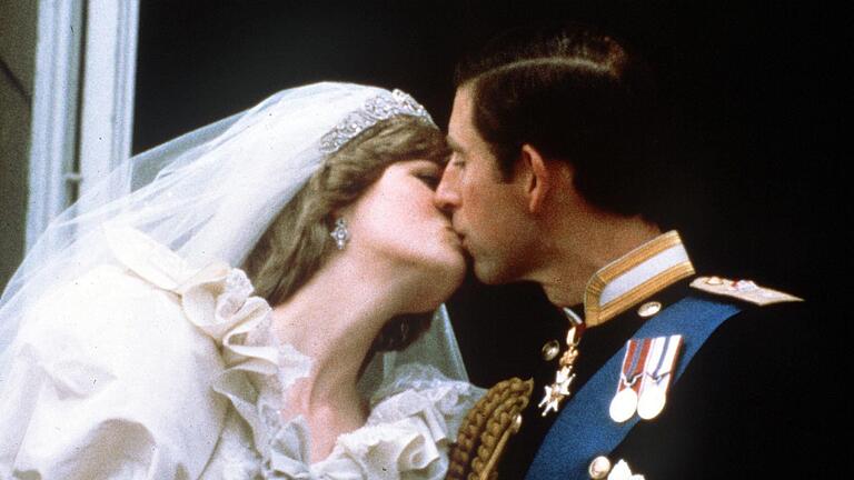 Prinz Charles und Lady Diana       -  1981 haben Prinz Charles und Lady Di geheiratet. 2005 hat der britische Thronfolger seine langjährige Geliebte Camilla Parker-Bowles zur Frau genommen.