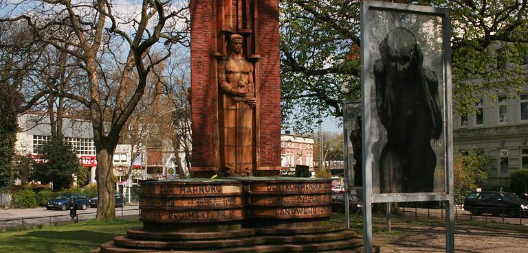 In Hamburg wurde dem alten Kriegerdenkmal ein neues Mahn- oder Friedensmal gegenüber gestellt. In Hamburg wurde dem alten Kriegerdenkmal ein neues Mahn- oder Friedensmal gegenüber gestellt. 