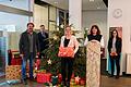 Im Bild von links: Gregor Koob, Leiter des Nicolhauses,  Paul Frank, Heike Götz, Gisela Häring und Tina Froning vom Team der HypoVereinsbank Bad Neustadt mit den Geschenken für die Kinder im Kinderheim Nicolhaus in Willmars.