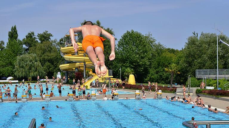 Der erfrischende Sprung ins Freibadbecken: Die Rettung vor der Hitzewelle, die kein absehbares Ende findet.&nbsp;