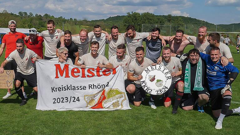 Meister der Fußball-Kreisklasse Rhön 2 ist die SG Herbstadt/Irmelshausen. Hintere Reihe (von links): Markus Jeger, Bernd Warmuth, Jannik Hofmann, Simon Hey, Pascal Fritz, Benedikt Jörg, Felix Umhöfer, Julian Leicht, Marco Gräf, Lukas Krieger, Dominik Firnschild, Sebastian Bömmel. Vorne: Michael Gabold, Fan Gabi, Raphael Sturdza, Tim Schebler, Marco Lurz, Julian Ankenbrand, Fan Carsten und Daniel Eppler. Meister der Fußball-Kreisklasse Rhön 2 ist die SG Herbstadt/Irmelshausen. Hintere Reihe (von links): Markus Jeger, Bernd Warmuth, Jannik Hofmann, Simon Hey, Pascal Fritz, Benedikt Jörg, Felix Umhöfer, Julian Leicht, Marco Gräf, Lukas Krieger, Dominik Firnschild, Sebastian Bömmel. Vorne: Michael Gabold, Fan Gabi, Raphael Sturdza, Tim Schebler, Marco Lurz, Julian Ankenbrand, Fan Carsten und Daniel Eppler.