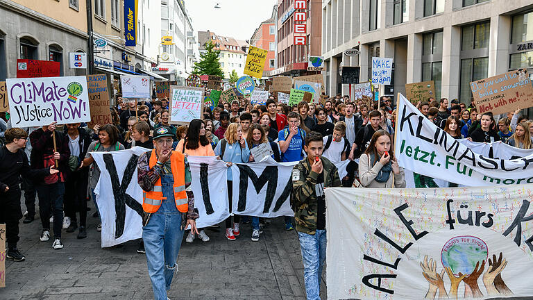 Globaler Klimastreik in der Würzburger Innenstadt. Etwa 8000 Menschen (laut Veranstalter) nahmen an der Klimaschutzdemo in der Würzburger Innestadt teil.