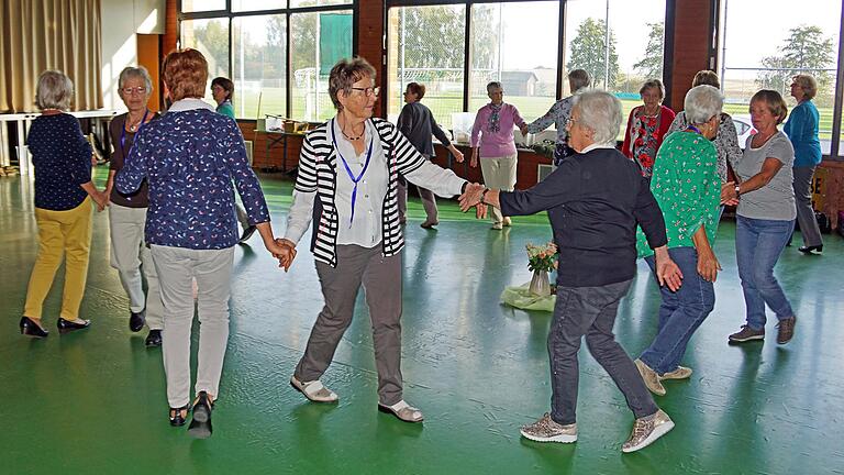Gemeinsames Tanzen macht Spaß und fördert die Fitness Gemeinsames Tanzen macht Spaß und fördert die Fitness