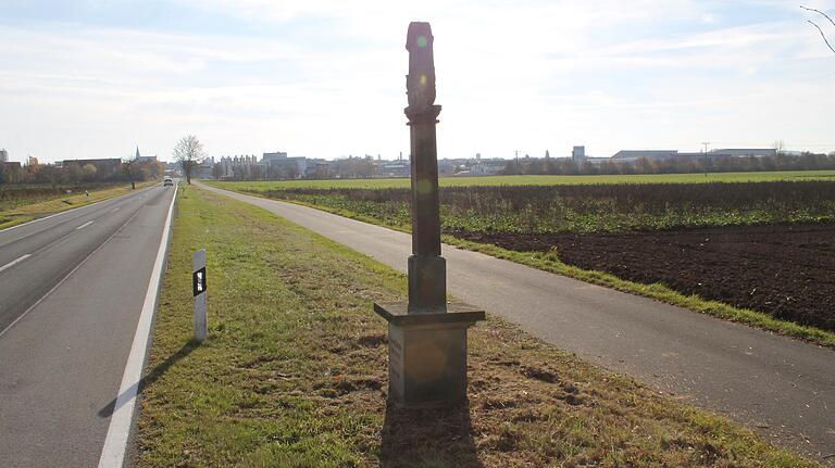 Für den von Gerolzhofen her kommenden Zulieferverkehr soll eine Linksabbiegerspur auf der Staatsstraße entstehen. Das Norma-Verteilerzentrum ist auf dem Gelände rechts im Bild geplant. Für den von Gerolzhofen her kommenden Zulieferverkehr soll eine Linksabbiegerspur auf der Staatsstraße entstehen. Das Norma-Verteilerzentrum ist auf dem Gelände rechts im Bild geplant.