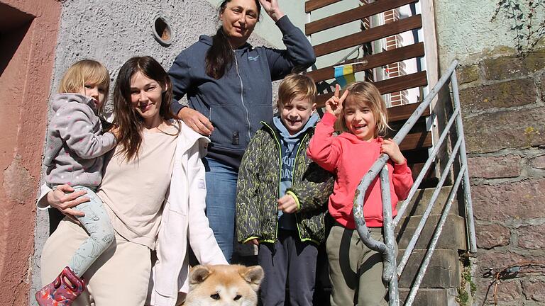 Inna Yakymenko (hinten) und die aus der Ukraine geflüchtete Katja mit ihren Kindern. Inna Yakymenko (hinten) und die aus der Ukraine geflüchtete Katja mit ihren Kindern.