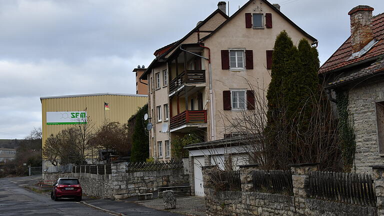 Solange die Firma SFM Chemicals in der Floßhafenstraße ansässig ist, liegt die geplante städtebauliche Entwicklung der angrenzenden Industriebrache auf Eis.&nbsp;