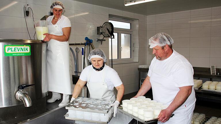 Mit einem Hoffest wird am Samstag, 13. April, die Eröffnung der Hofkäserei Zehner in Oberschwarzach gefeiert. Das Bild zeigt Armin Zehner und seine Frau Annette Götz mit einer Helferin bei der Zubereitung von Camembert auf dem Hof am Ortsausgang nach Breitbach und Siegendorf.&nbsp;