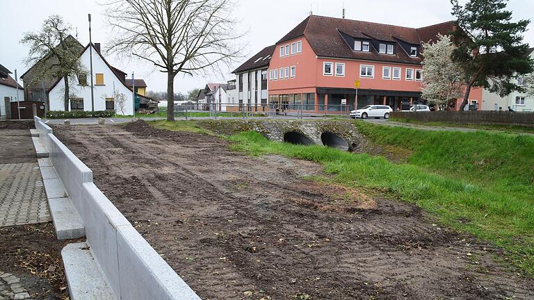 Der Bach als direkter Nachbar: Mit dieser Mauer will sich die Familie Schösser in der Ortsmitte von Schwarzach vor der nächsten Flut schützen. Der Bach als direkter Nachbar: Mit dieser Mauer will sich die Familie Schösser in der Ortsmitte von Schwarzach vor der nächsten Flut schützen.