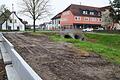 Der Bach als direkter Nachbar: Mit dieser Mauer will sich die Familie Schösser in der Ortsmitte von Schwarzach vor der nächsten Flut schützen.