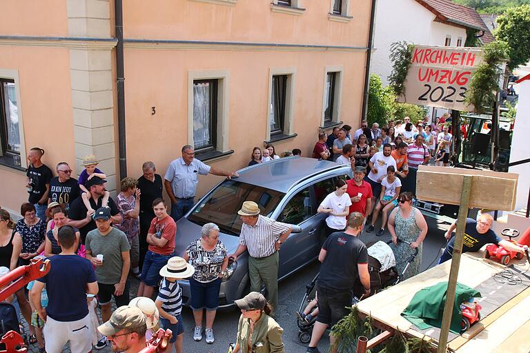 Impressionen von der Ebersbrunner Kirchweih 2023. - Nach 15 Jahren gab es endlich wieder einen Kirchweihumzug in Ebersbrunn. Die Kirchweihpredigt pausierte fast 10 Jahre. Heuer gab es ein komplettes und sehr erfolgreiches Comeback von Umzug und Predigt bei der Ebersbrunner Kerwa – eine große Freude für alle.