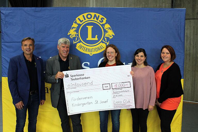 Scheckübergabe an den Kindergarten St. Josef Lauda (von links): Volker Bohlender, Cheforganisator des Lions Family Basars Lauda, Lions Präsident Peter Flux, Sonja Sommer vom Kindergarten St. Josef, Ramona Dietenthaler, Leiterin des Kindergarten St. Josef, und Doreen Schuh vom Elternbeirat.