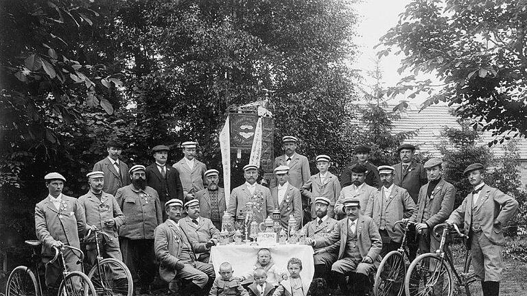 Geschichte des Radsports in Bad Kissingen       -  Ein Gruppenbild aus den frühen Jahren des Velociped-Club Bad Kissingen.