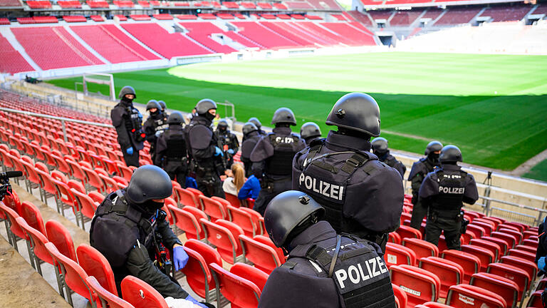 Übung einer Einsatzlage zur Fußball-Europameisterschaft.jpeg       -  Die Einsatzkräfte der Polizei und anderer Behörden und Organisationen mit Sicherheitsaufgaben bereiten sich mit Übungen auf die Europameisterschaft vor.