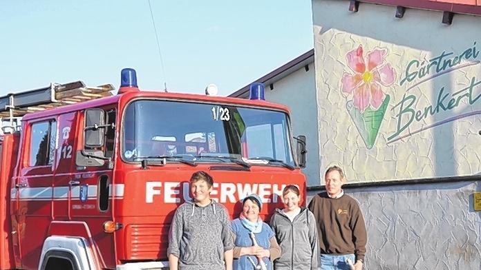Feuerwehrauto für Nepal: Das gebrauchte Fahrzeug wird im Mai auf die Reise gebracht. Von links die Initiatoren Christian, Hilde, Regina und Rupert Benkert. Feuerwehrauto für Nepal: Das gebrauchte Fahrzeug wird im Mai auf die Reise gebracht. Von links die Initiatoren Christian, Hilde, Regina und Rupert Benkert.