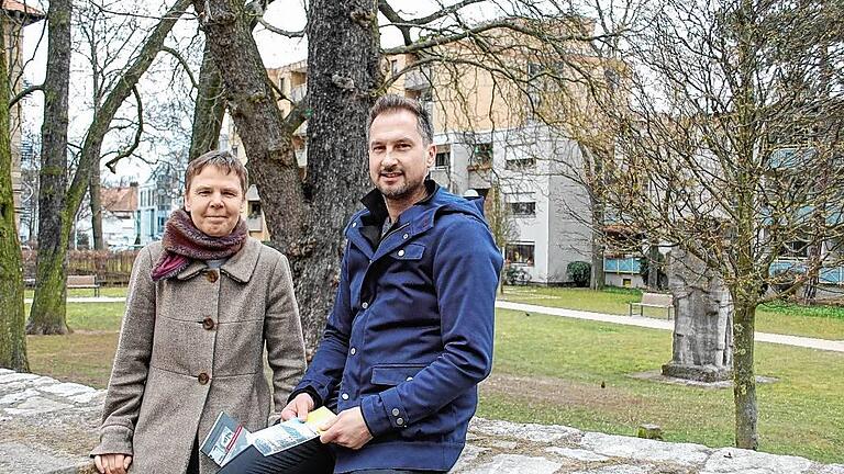 Die AIV-Vorstandsmitglieder Ursula Sauer-Hauck und Stefan Schlicht fordern den Erhalt der Gebäude an der Stresemannstraße, deren Geschichte im „Architekturführer Schweinfurt“ beschrieben ist. Die AIV-Vorstandsmitglieder Ursula Sauer-Hauck und Stefan Schlicht fordern den Erhalt der Gebäude an der Stresemannstraße, deren Geschichte im „Architekturführer Schweinfurt“ beschrieben ist.