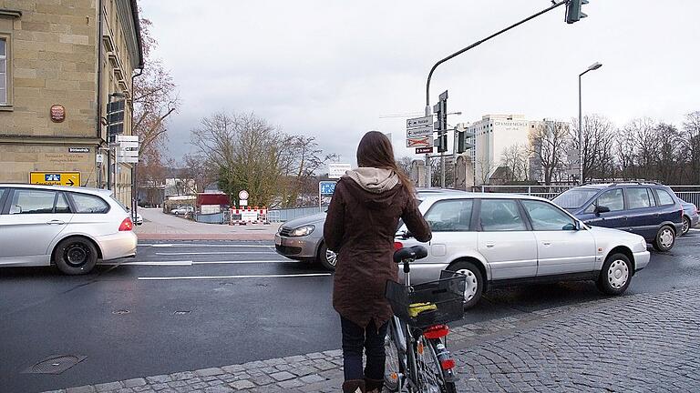 Auch so ein ungelöstes Problem: Wie rüberkommen von der Gutermannpromenade auf die Mainländenseite und umgekehrt. Viele Radfahrer nutzen die Ampel nicht, weil sie den ebenso gefährlichen Bypass queren müssen und die Benutzung des Stück Wegs bis zur Lichtzeichenanlage eigentlich illegal ist.