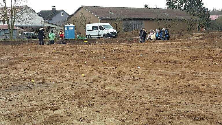 Archäologische Ausgrabungen in Fuchsstadt. Schüler der Wilhelm Sattler Realschule aus Schweinfurt erhielten einen Einblick in die Arbeit der Archäologen und Funde. Archäologische Ausgrabungen in Fuchsstadt. Schüler der Wilhelm Sattler Realschule aus Schweinfurt erhielten einen Einblick in die Arbeit der Archäologen und Funde.