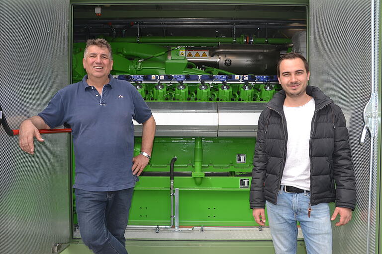 Gerhard und Robert Klüpfel (von links) bei ihrer Biogasanlage in Steinfeld. Gerhard und Robert Klüpfel (von links) bei ihrer Biogasanlage in Steinfeld.